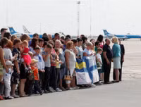 Những hình ảnh xúc động tại cuộc trao đổi tù nhân lịch sử giữa Ukraine và Nga