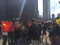 [Ảnh] Người biểu tình ủng hộ Hồng Kông và Trung Quốc đụng độ nhau ở nhiều nơi trên thế giới