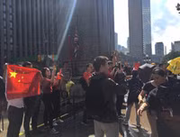 [Ảnh] Người biểu tình ủng hộ Hồng Kông và Trung Quốc đụng độ nhau ở nhiều nơi trên thế giới