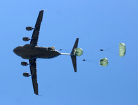 Tai nạn hy hữu: Mỹ giải cứu 87 lính dù 