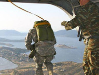 Tai nạn hy hữu: Mỹ giải cứu 87 lính dù 