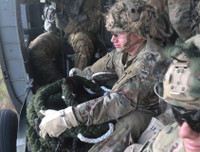 Tai nạn hy hữu: Mỹ giải cứu 87 lính dù 