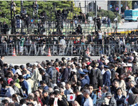 [Ảnh] Nhật hoàng và Hoàng hậu ngồi xe diễu hành trên đường phố Tokyo