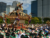 [Ảnh] Nhật hoàng và Hoàng hậu ngồi xe diễu hành trên đường phố Tokyo