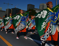 [Ảnh] Nhật hoàng và Hoàng hậu ngồi xe diễu hành trên đường phố Tokyo