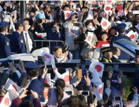 [Ảnh] Nhật hoàng và Hoàng hậu ngồi xe diễu hành trên đường phố Tokyo