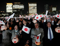 [Ảnh] Nhật hoàng và Hoàng hậu ngồi xe diễu hành trên đường phố Tokyo