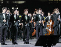 [Ảnh] Nhật hoàng và Hoàng hậu ngồi xe diễu hành trên đường phố Tokyo