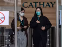 Người dân Hồng Kông đổ xô đi mua đồ tích trữ trước quy định cách ly mới