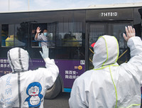 [Ảnh] Hoàn thành sứ mệnh lịch sử, đội ngũ bác sĩ chi viện bùi ngùi rời Vũ Hán