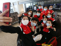 [Ảnh] Hoàn thành sứ mệnh lịch sử, đội ngũ bác sĩ chi viện bùi ngùi rời Vũ Hán