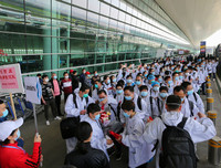 [Ảnh] Hoàn thành sứ mệnh lịch sử, đội ngũ bác sĩ chi viện bùi ngùi rời Vũ Hán