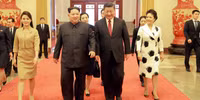 [ẢNH] Vợ ông Kim Jong-un thậm chí còn đẹp hơn lần đầu thăm Trung Quốc, dù vẻ mặt đượm buồn