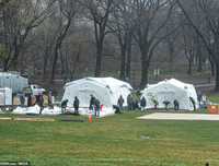 Hãi hùng cảnh hàng dài xe đông lạnh chờ chở thi thể từ các bệnh viện New York