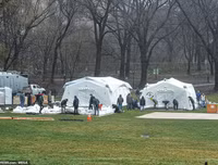 Hãi hùng cảnh hàng dài xe đông lạnh chờ chở thi thể từ các bệnh viện New York