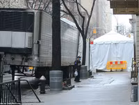 Hãi hùng cảnh hàng dài xe đông lạnh chờ chở thi thể từ các bệnh viện New York