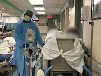 Hãi hùng cảnh hàng dài xe đông lạnh chờ chở thi thể từ các bệnh viện New York