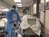 Hãi hùng cảnh hàng dài xe đông lạnh chờ chở thi thể từ các bệnh viện New York