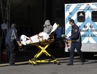 Hãi hùng cảnh hàng dài xe đông lạnh chờ chở thi thể từ các bệnh viện New York