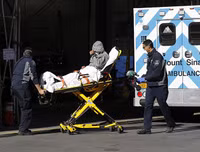 Hãi hùng cảnh hàng dài xe đông lạnh chờ chở thi thể từ các bệnh viện New York