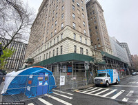 Hãi hùng cảnh hàng dài xe đông lạnh chờ chở thi thể từ các bệnh viện New York