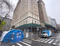 Hãi hùng cảnh hàng dài xe đông lạnh chờ chở thi thể từ các bệnh viện New York