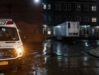 Hãi hùng cảnh hàng dài xe đông lạnh chờ chở thi thể từ các bệnh viện New York