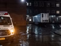 Hãi hùng cảnh hàng dài xe đông lạnh chờ chở thi thể từ các bệnh viện New York