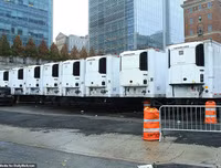 Hãi hùng cảnh hàng dài xe đông lạnh chờ chở thi thể từ các bệnh viện New York