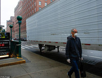 Hãi hùng cảnh hàng dài xe đông lạnh chờ chở thi thể từ các bệnh viện New York