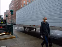 Hãi hùng cảnh hàng dài xe đông lạnh chờ chở thi thể từ các bệnh viện New York