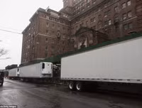 Hãi hùng cảnh hàng dài xe đông lạnh chờ chở thi thể từ các bệnh viện New York