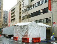 Hãi hùng cảnh hàng dài xe đông lạnh chờ chở thi thể từ các bệnh viện New York