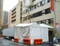 Hãi hùng cảnh hàng dài xe đông lạnh chờ chở thi thể từ các bệnh viện New York