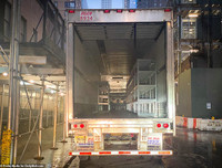 Hãi hùng cảnh hàng dài xe đông lạnh chờ chở thi thể từ các bệnh viện New York