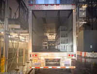 Hãi hùng cảnh hàng dài xe đông lạnh chờ chở thi thể từ các bệnh viện New York