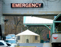 Hãi hùng cảnh hàng dài xe đông lạnh chờ chở thi thể từ các bệnh viện New York