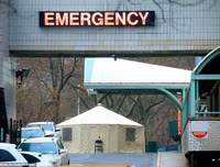 Hãi hùng cảnh hàng dài xe đông lạnh chờ chở thi thể từ các bệnh viện New York