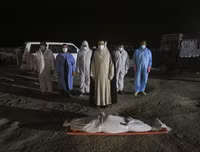 [Ảnh] Bức tranh đại dịch Covid-19 nhìn từ nghĩa trang lớn hàng đầu thế giới