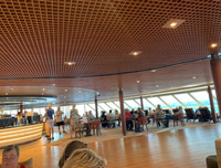 Tàu du lịch 2.200 người được Campuchia chào đón, thoát khỏi 