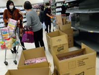 Người dân Hồng Kông đổ xô đi mua đồ tích trữ trước quy định cách ly mới