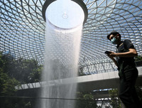 Người dân nước nào được nhận tiền hỗ trợ 