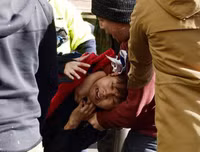 [Ảnh] Người biểu tình ủng hộ Hồng Kông và Trung Quốc đụng độ nhau ở nhiều nơi trên thế giới