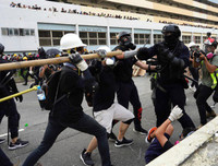 Cảnh sát Hồng Kông lý giải việc lần đầu tiên nổ súng và phun vòi rồng để ứng phó với biểu tình