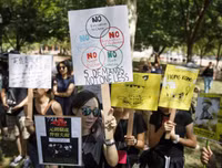 [Ảnh] Người biểu tình ủng hộ Hồng Kông và Trung Quốc đụng độ nhau ở nhiều nơi trên thế giới