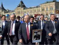 Tổng thống Nga Putin ở Paris: Một bước vào nhà vệ sinh, có tới 6 vệ sỹ đi cùng