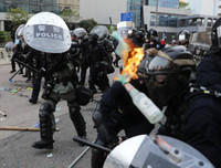 Cảnh sát Hồng Kông lý giải việc lần đầu tiên nổ súng và phun vòi rồng để ứng phó với biểu tình