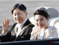 [Ảnh] Nhật hoàng và Hoàng hậu ngồi xe diễu hành trên đường phố Tokyo