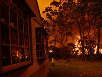 Hơn 4.000 người Australia mắc kẹt vì cháy rừng, được lệnh nhảy xuống biển nếu có báo động