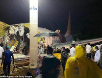 [Ảnh] Máy bay Ấn Độ trượt khỏi đường băng khi hạ cánh, ít nhất 17 người thiệt mạng